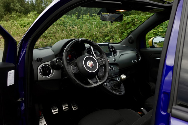 Abarth 595C Cabrio 1.4 T-Jet Pista SUMMER DEAL | Apple Carplay/Android Auto | Winscherm | 17'' LMV | Dealeronderhouden | | PDC A | Navi
