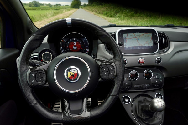 Abarth 595C Cabrio 1.4 T-Jet Pista SUMMER DEAL | Apple Carplay/Android Auto | Winscherm | 17'' LMV | Dealeronderhouden | | PDC A | Navi