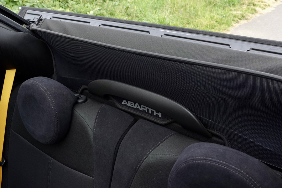 Abarth 595C Cabrio 1.4 T-Jet Pista SUMMER DEAL | Apple Carplay/Android Auto | Winscherm | 17'' LMV | Dealeronderhouden | | PDC A | Navi