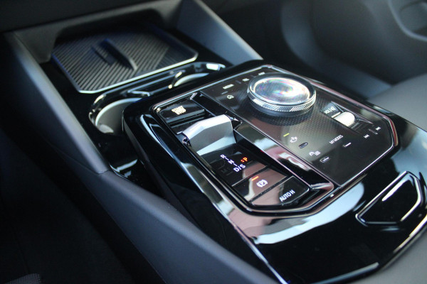 BMW 5 Serie Touring 520i M-SPORT | PANORAMA DAK | TREKHAAK ELEKTRISCH WEGKLAPBAAR | HARMAN KARDON AUDIO SYSTEM | SHADOW LINE PAKKET | ELEKTRISCH VERSTELBARE VOORSTOELEN MET GEHEUGENFUNCTIE | STOEL VENTILATIE VOOR | STOEL VERWARMING VOOR + ACHTER | 360° CAMERA | DRAADLOZE TELEFOONLADER | STAND VERWARMING | LEDEREN BEKLEDING "VEGANZA ZWART" | WARMTEWEREND GLAS | SPORT CHASSIS "M-TECHNIC" | INNOVATIE PAKKET: (HEAD UP DISPLAY/LIVE NAVIGATIE/INTERIEUR CAMERA/PARKEERSENSOREN VOOR+ACHTER/CONNECTED SERVICES) | DRAADLOZE APPLE CARPLAY/ANDROID AUTO | TRAVEL PAKKET (ELEKTRISCH BEDIENBARE ACH