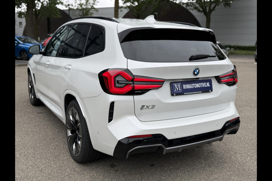 BMW iX3 M SPORT High Executive 80 kWh VAN €49.900 VOOR €45.899 | UW WK-VOORDEEL €4.001 | SOH 98% | 15000 KM UNIEKE KM STAND | FULL OPTIONS  | PANODAK | ADD. CRUISE | HEADUP | 360 CAMERA | STOEL + STUURVERWARMING | HARMAN /KARDON | RIJKLAARPRIJS MET 12 MND BOVAG GARANTIE |