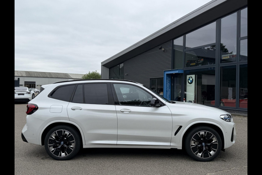 BMW iX3 M SPORT High Executive 80 kWh VAN €49.900 VOOR €45.899 | UW WK-VOORDEEL €4.001 | SOH 98% | 15000 KM UNIEKE KM STAND | FULL OPTIONS  | PANODAK | ADD. CRUISE | HEADUP | 360 CAMERA | STOEL + STUURVERWARMING | HARMAN /KARDON | RIJKLAARPRIJS MET 12 MND BOVAG GARANTIE |