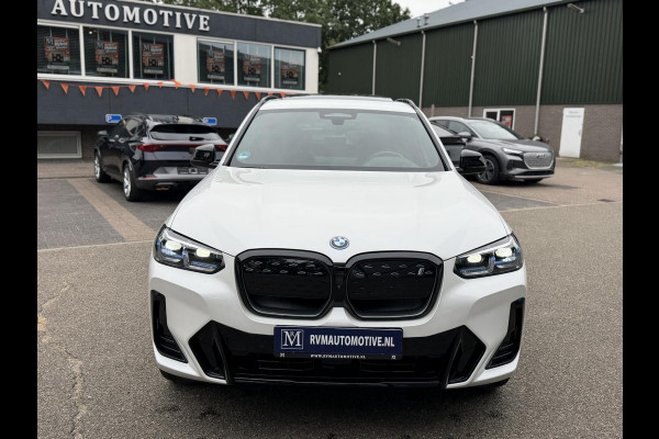 BMW iX3 M SPORT High Executive 80 kWh VAN €49.900 VOOR €45.899 | UW WK-VOORDEEL €4.001 | SOH 98% | 15000 KM UNIEKE KM STAND | FULL OPTIONS  | PANODAK | ADD. CRUISE | HEADUP | 360 CAMERA | STOEL + STUURVERWARMING | HARMAN /KARDON | RIJKLAARPRIJS MET 12 MND BOVAG GARANTIE |