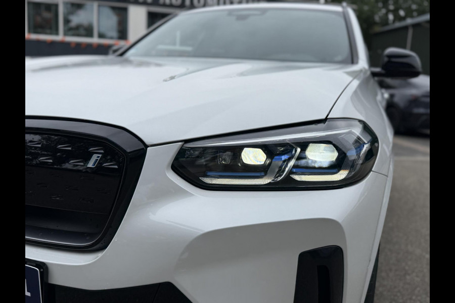 BMW iX3 M SPORT High Executive 80 kWh VAN €49.900 VOOR €45.899 | UW WK-VOORDEEL €4.001 | SOH 98% | 15000 KM UNIEKE KM STAND | FULL OPTIONS  | PANODAK | ADD. CRUISE | HEADUP | 360 CAMERA | STOEL + STUURVERWARMING | HARMAN /KARDON | RIJKLAARPRIJS MET 12 MND BOVAG GARANTIE |