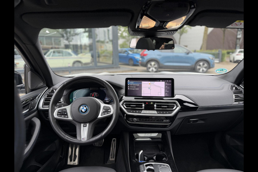 BMW iX3 M SPORT High Executive 80 kWh VAN €49.900 VOOR €45.899 | UW WK-VOORDEEL €4.001 | SOH 98% | 15000 KM UNIEKE KM STAND | FULL OPTIONS  | PANODAK | ADD. CRUISE | HEADUP | 360 CAMERA | STOEL + STUURVERWARMING | HARMAN /KARDON | RIJKLAARPRIJS MET 12 MND BOVAG GARANTIE |