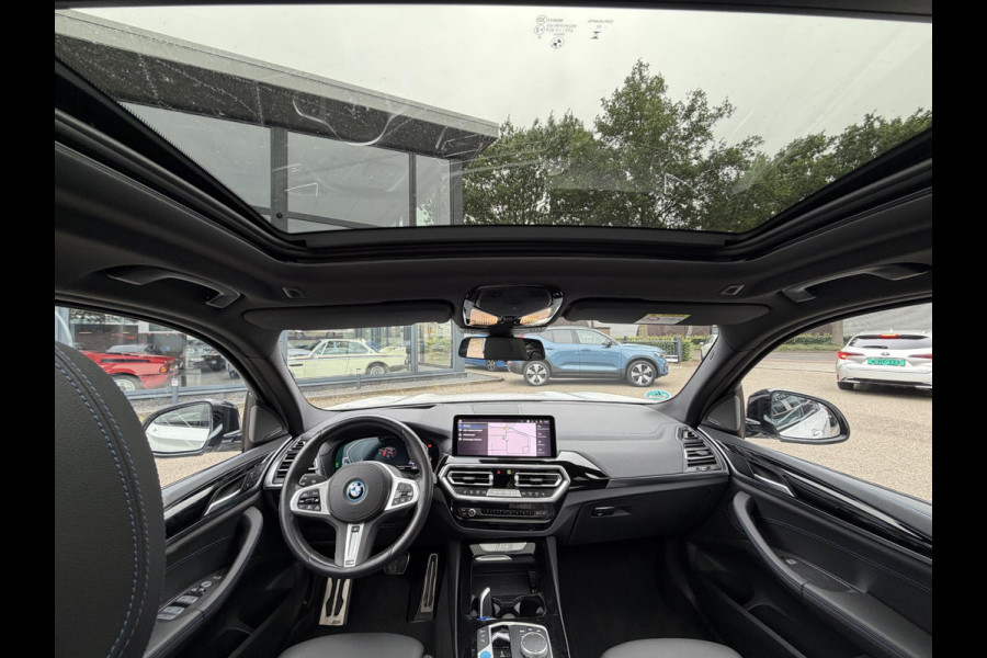 BMW iX3 M SPORT High Executive 80 kWh VAN €49.900 VOOR €45.899 | UW WK-VOORDEEL €4.001 | SOH 98% | 15000 KM UNIEKE KM STAND | FULL OPTIONS  | PANODAK | ADD. CRUISE | HEADUP | 360 CAMERA | STOEL + STUURVERWARMING | HARMAN /KARDON | RIJKLAARPRIJS MET 12 MND BOVAG GARANTIE |