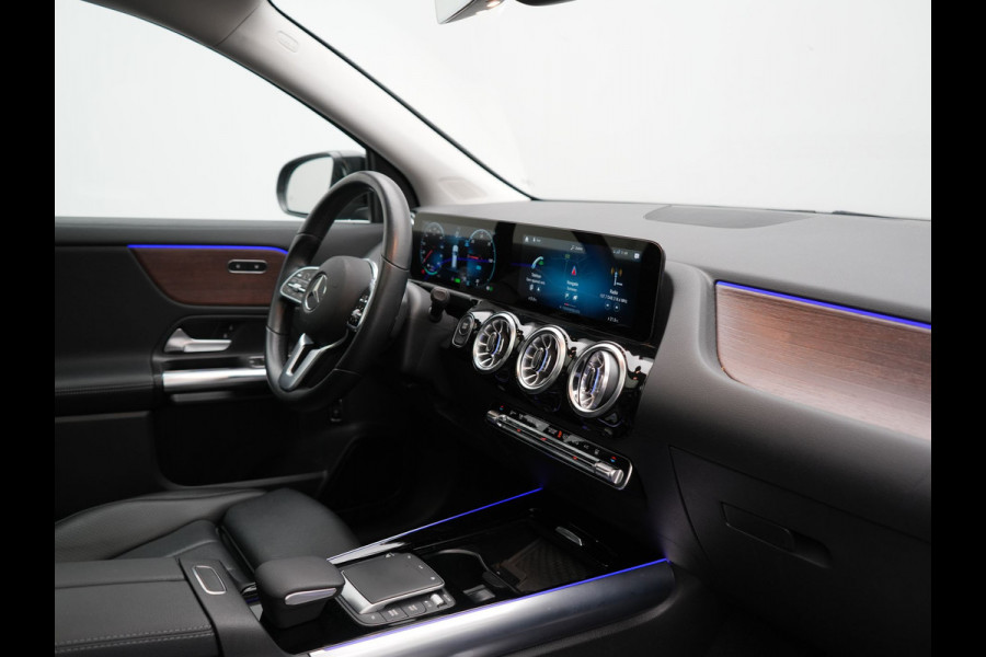 Mercedes-Benz EQA 350 4MATIC Luxury Line 69,7 kWh 292pk Dealer O.H. | Panodak | Adaptive Cruise | Camera | Lederen Sportstoelen Ventilatie & Verwarmd | Sfeerverlichting | Keyless | Blis | Navigatie | DAB | 20"L.M |