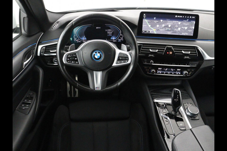 BMW 5 Serie Touring 530e xDrive M Sport | SOH 89,9% | Panoramadak | Head-Up | Full LED | Trekhaak | Carplay | Bluetooth | Navigatie | Sfeerverlichting | Stoelverwarming | Achteruitrij camera | Adaptive cruise control | Climate control