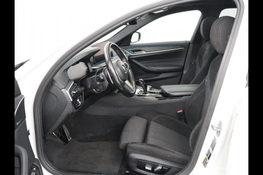 BMW 5 Serie Touring 530e xDrive M Sport | SOH 89,9% | Panoramadak | Head-Up | Full LED | Trekhaak | Carplay | Bluetooth | Navigatie | Sfeerverlichting | Stoelverwarming | Achteruitrij camera | Adaptive cruise control | Climate control
