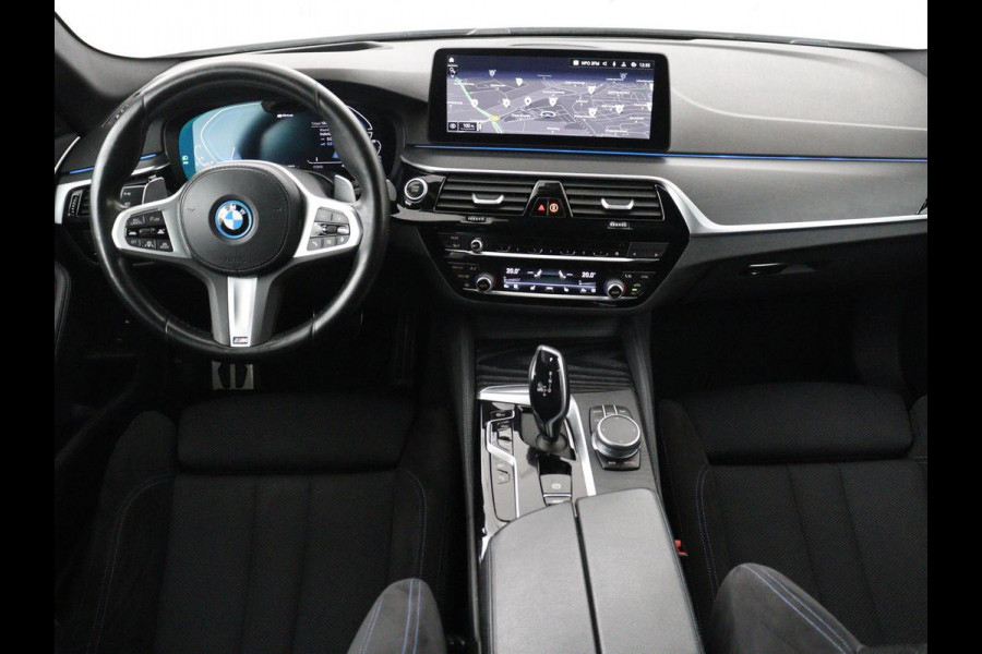 BMW 5 Serie Touring 530e xDrive M Sport | SOH 89,9% | Panoramadak | Head-Up | Full LED | Trekhaak | Carplay | Bluetooth | Navigatie | Sfeerverlichting | Stoelverwarming | Achteruitrij camera | Adaptive cruise control | Climate control