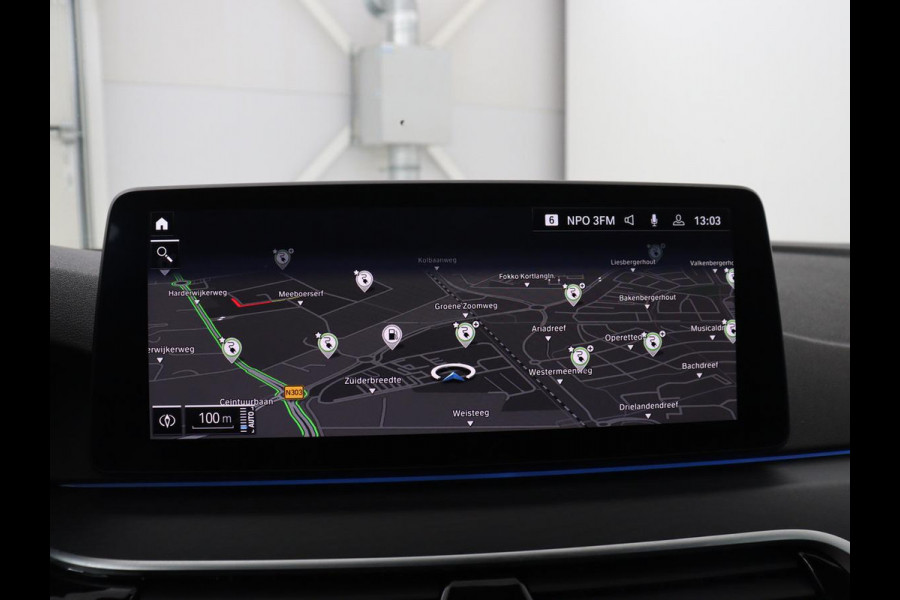 BMW 5 Serie Touring 530e xDrive M Sport | SOH 89,9% | Panoramadak | Head-Up | Full LED | Trekhaak | Carplay | Bluetooth | Navigatie | Sfeerverlichting | Stoelverwarming | Achteruitrij camera | Adaptive cruise control | Climate control