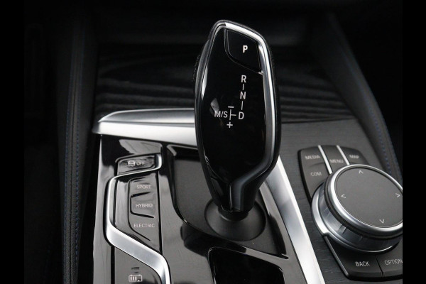 BMW 5 Serie Touring 530e xDrive M Sport | SOH 89,9% | Panoramadak | Head-Up | Full LED | Trekhaak | Carplay | Bluetooth | Navigatie | Sfeerverlichting | Stoelverwarming | Achteruitrij camera | Adaptive cruise control | Climate control