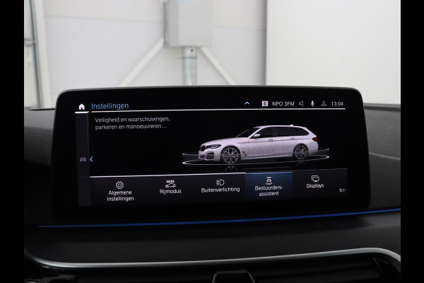BMW 5 Serie Touring 530e xDrive M Sport | SOH 89,9% | Panoramadak | Head-Up | Full LED | Trekhaak | Carplay | Bluetooth | Navigatie | Sfeerverlichting | Stoelverwarming | Achteruitrij camera | Adaptive cruise control | Climate control