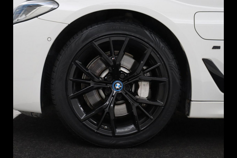 BMW 5 Serie Touring 530e xDrive M Sport | SOH 89,9% | Panoramadak | Head-Up | Full LED | Trekhaak | Carplay | Bluetooth | Navigatie | Sfeerverlichting | Stoelverwarming | Achteruitrij camera | Adaptive cruise control | Climate control