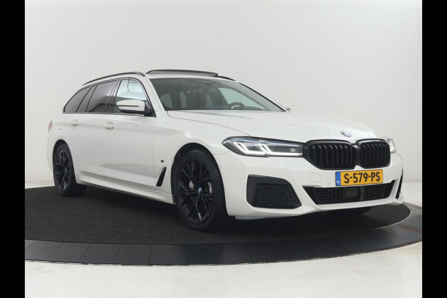 BMW 5 Serie Touring 530e xDrive M Sport | SOH 89,9% | Panoramadak | Head-Up | Full LED | Trekhaak | Carplay | Bluetooth | Navigatie | Sfeerverlichting | Stoelverwarming | Achteruitrij camera | Adaptive cruise control | Climate control