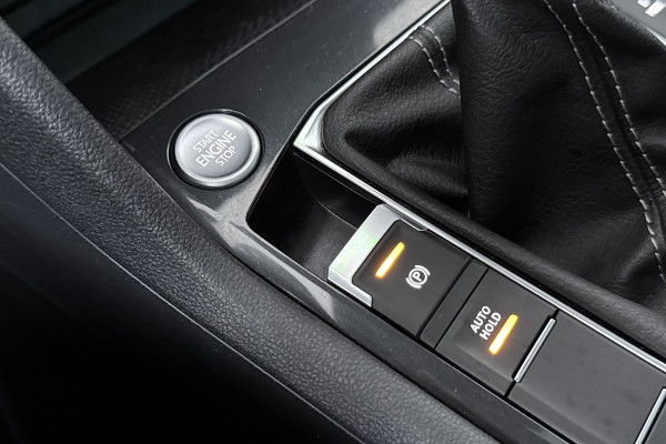 Volkswagen Tiguan 1.4 TSI eHybrid R-Line Business+ (PANORAMADAK, CAMERA, CARPLAY, ADAPTIVE CRUISE, DEALER ONDERHOUDEN)