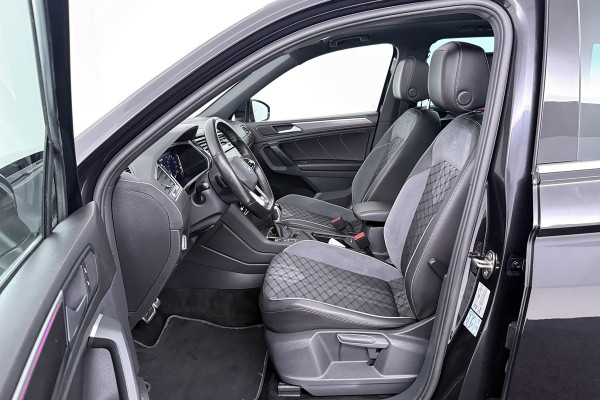 Volkswagen Tiguan 1.4 TSI eHybrid R-Line Business+ (PANORAMADAK, CAMERA, CARPLAY, ADAPTIVE CRUISE, DEALER ONDERHOUDEN)
