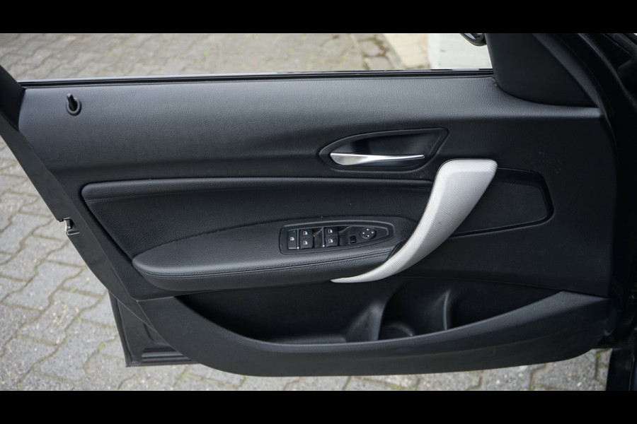 BMW 1-serie 118i M Sport Shadow Line AUTOMAAT|CRUISE|FULL LED|LEDER|NAVIGATIE|PANORAMA|STOELVERWARMING|TREKHAAK