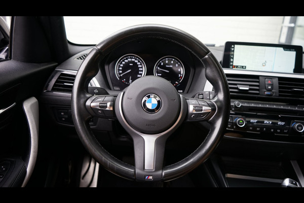BMW 1-serie 118i M Sport Shadow Line AUTOMAAT|CRUISE|FULL LED|LEDER|NAVIGATIE|PANORAMA|STOELVERWARMING|TREKHAAK