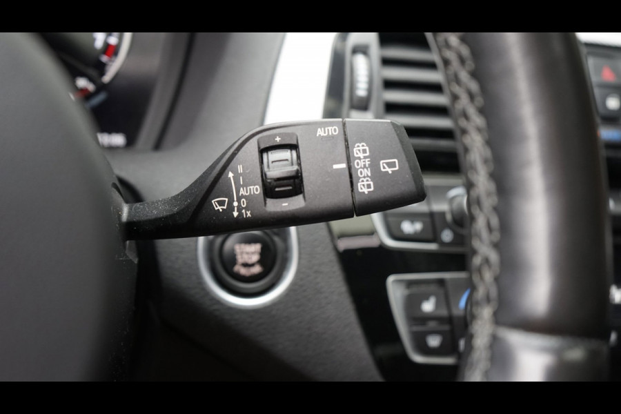 BMW 1-serie 118i M Sport Shadow Line AUTOMAAT|CRUISE|FULL LED|LEDER|NAVIGATIE|PANORAMA|STOELVERWARMING|TREKHAAK