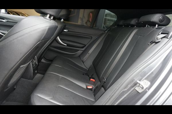 BMW 1-serie 118i M Sport Shadow Line AUTOMAAT|CRUISE|FULL LED|LEDER|NAVIGATIE|PANORAMA|STOELVERWARMING|TREKHAAK