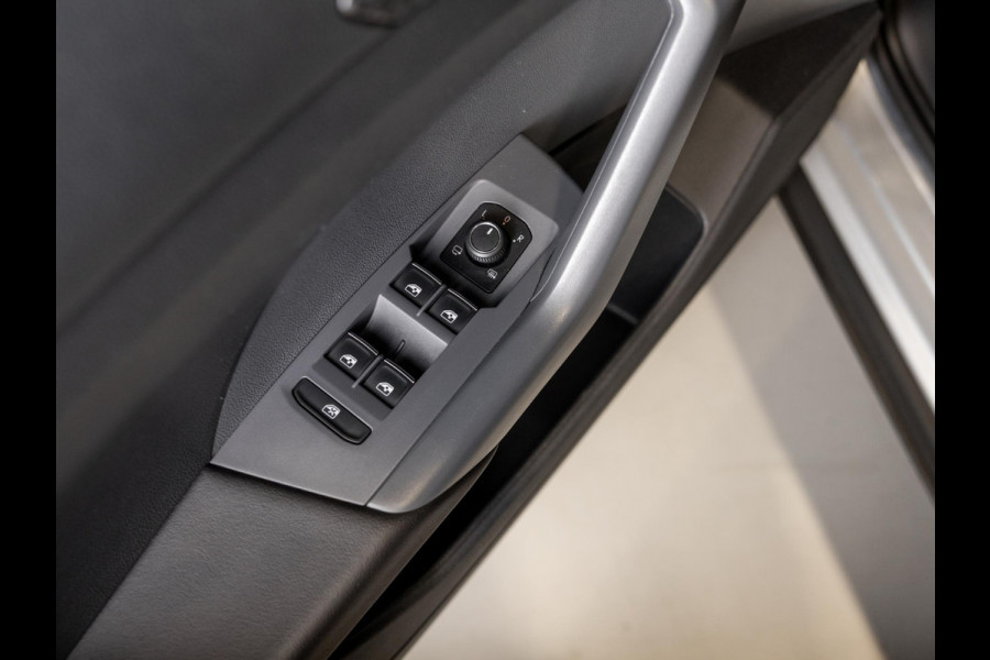 Volkswagen T-Cross 1.0 TSI Style / 116pk / Achteruitrij camera / Stoelverwarming / Virtual cockpit / Dodehoek detectie /