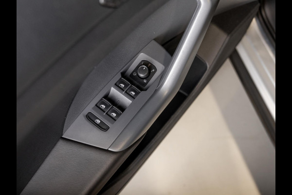 Volkswagen T-Cross 1.0 TSI Style / 116pk / Achteruitrij camera / Stoelverwarming / Virtual cockpit / Dodehoek detectie /