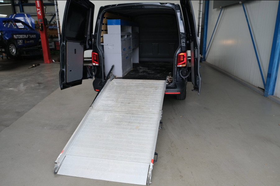 Volkswagen Transporter 2.0 TDI 150PK L2H1 28 Comfortline Automaat - Airco, Cruise, Navi, PDC, Camera, Carplay, Trekhaak.