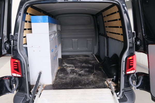 Volkswagen Transporter 2.0 TDI 150PK L2H1 28 Comfortline Automaat - Airco, Cruise, Navi, PDC, Camera, Carplay, Trekhaak.