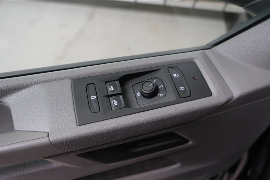 Volkswagen Transporter 2.0 TDI 150PK L2H1 28 Comfortline Automaat - Airco, Cruise, Navi, PDC, Camera, Carplay, Trekhaak.