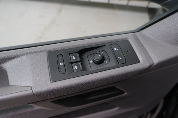Volkswagen Transporter 2.0 TDI 150PK L2H1 28 Comfortline Automaat - Airco, Cruise, Navi, PDC, Camera, Carplay, Trekhaak.