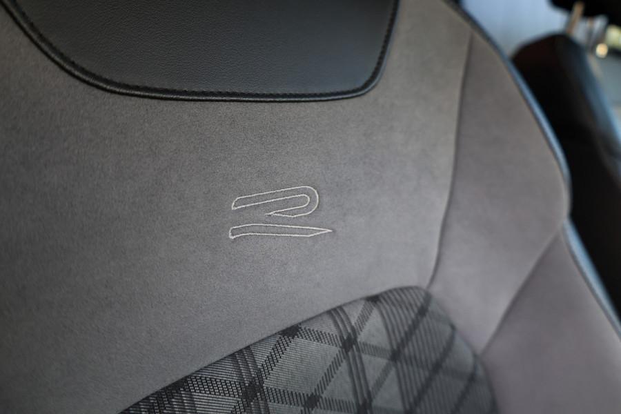 Volkswagen T-Roc 1.5 TSI R-Line Business | CAMERA | STOEL & STUURVERW | PDC V&A | 18'' | CARPLAY |