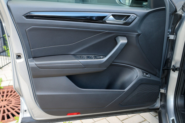 Volkswagen T-Roc 1.5 TSI R-Line Business | CAMERA | STOEL & STUURVERW | PDC V&A | 18'' | CARPLAY |