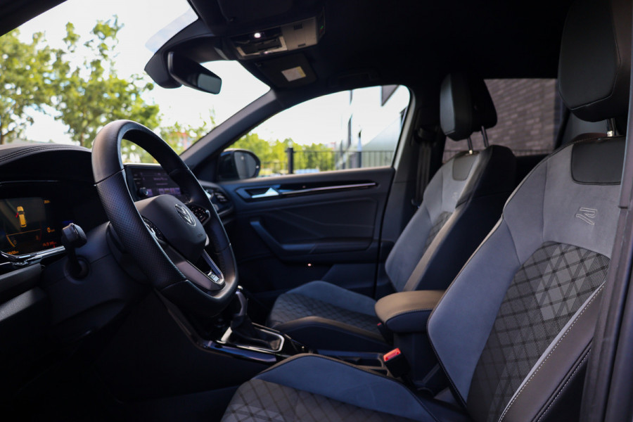 Volkswagen T-Roc 1.5 TSI R-Line Business | CAMERA | STOEL & STUURVERW | PDC V&A | 18'' | CARPLAY |
