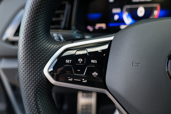 Volkswagen T-Roc 1.5 TSI R-Line Business | CAMERA | STOEL & STUURVERW | PDC V&A | 18'' | CARPLAY |