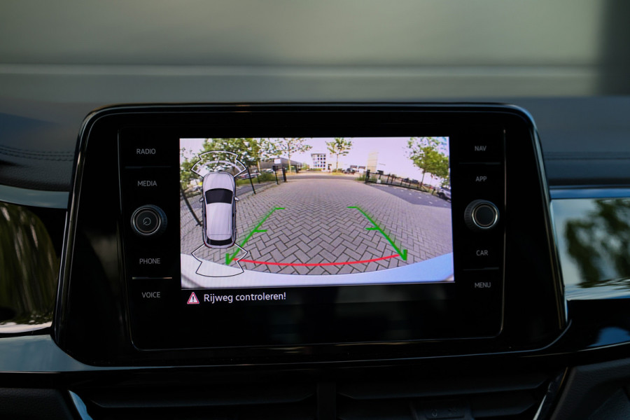 Volkswagen T-Roc 1.5 TSI R-Line Business | CAMERA | STOEL & STUURVERW | PDC V&A | 18'' | CARPLAY |
