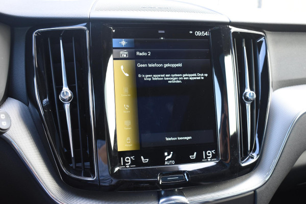Volvo XC60 B4 197PK Automaat R-Design / Adaptive Cruise control / Elektrische stoelen / Best. stoel met geheugen / Elektrisch panorama schuif-/kanteldak / Stuurverwarming / Stoelverwarming / Achteruitrijcamera / Harman Kardon
