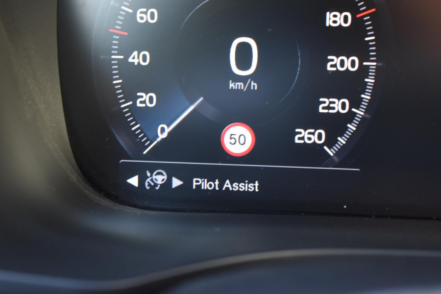 Volvo XC60 B4 197PK Automaat R-Design / Adaptive Cruise control / Elektrische stoelen / Best. stoel met geheugen / Elektrisch panorama schuif-/kanteldak / Stuurverwarming / Stoelverwarming / Achteruitrijcamera / Harman Kardon