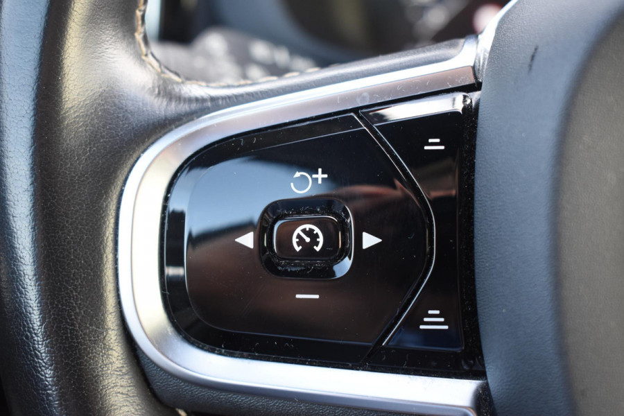 Volvo XC60 B4 197PK Automaat R-Design / Adaptive Cruise control / Elektrische stoelen / Best. stoel met geheugen / Elektrisch panorama schuif-/kanteldak / Stuurverwarming / Stoelverwarming / Achteruitrijcamera / Harman Kardon