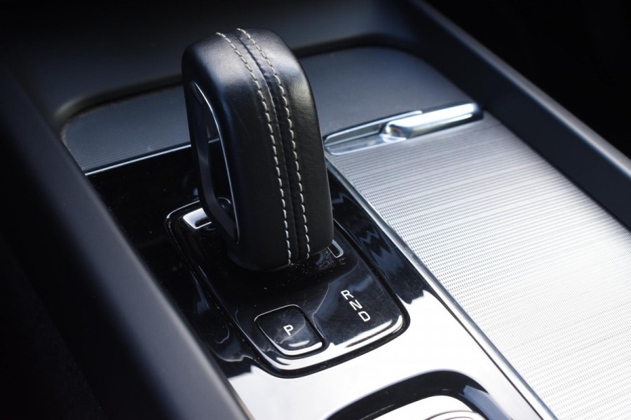 Volvo XC60 B4 197PK Automaat R-Design / Adaptive Cruise control / Elektrische stoelen / Best. stoel met geheugen / Elektrisch panorama schuif-/kanteldak / Stuurverwarming / Stoelverwarming / Achteruitrijcamera / Harman Kardon