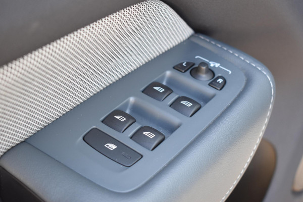 Volvo XC60 B4 197PK Automaat R-Design / Adaptive Cruise control / Elektrische stoelen / Best. stoel met geheugen / Elektrisch panorama schuif-/kanteldak / Stuurverwarming / Stoelverwarming / Achteruitrijcamera / Harman Kardon