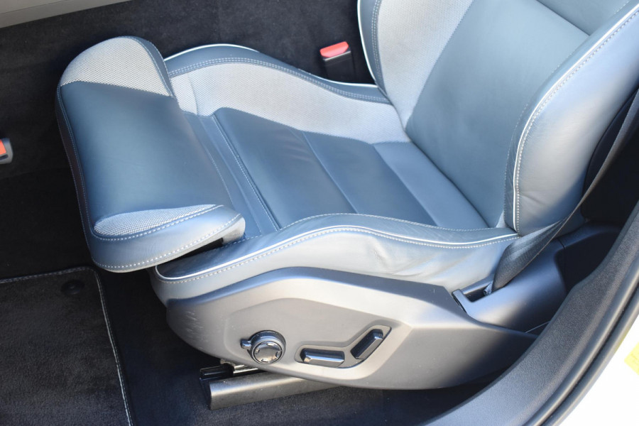 Volvo XC60 B4 197PK Automaat R-Design / Adaptive Cruise control / Elektrische stoelen / Best. stoel met geheugen / Elektrisch panorama schuif-/kanteldak / Stuurverwarming / Stoelverwarming / Achteruitrijcamera / Harman Kardon