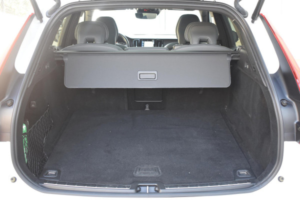 Volvo XC60 B4 197PK Automaat R-Design / Adaptive Cruise control / Elektrische stoelen / Best. stoel met geheugen / Elektrisch panorama schuif-/kanteldak / Stuurverwarming / Stoelverwarming / Achteruitrijcamera / Harman Kardon