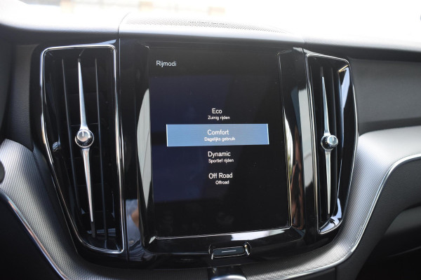 Volvo XC60 B4 197PK Automaat R-Design / Adaptive Cruise control / Elektrische stoelen / Best. stoel met geheugen / Elektrisch panorama schuif-/kanteldak / Stuurverwarming / Stoelverwarming / Achteruitrijcamera / Harman Kardon