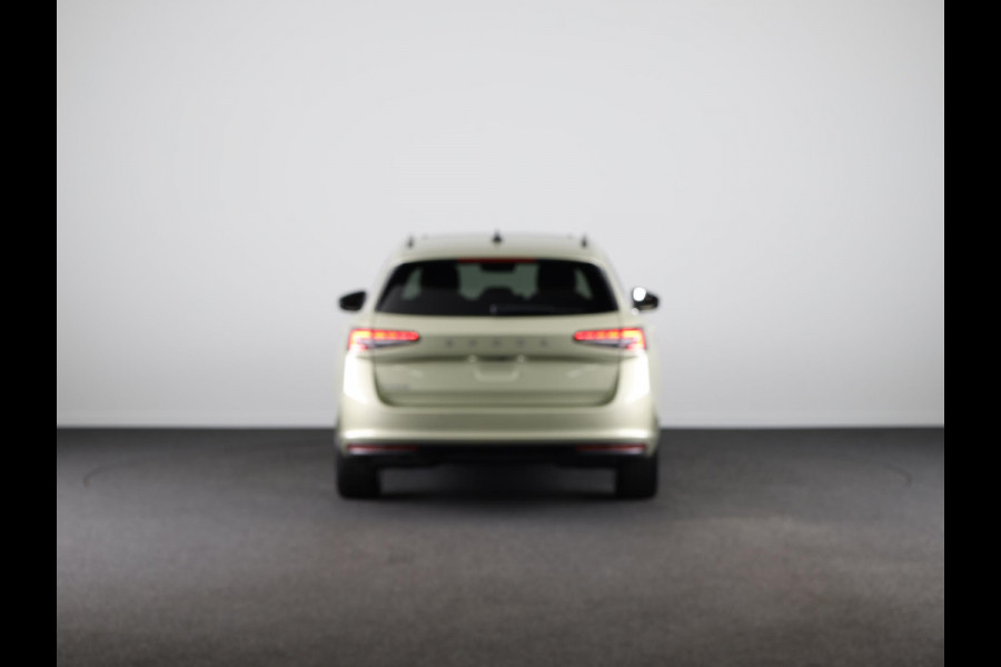 Škoda Superb Combi 1.5 TSI MHEV First Edition 150pk | Panoramadak | Leder | Light & View | Verlengde garantie | 19 inch Lichtmetalen velgen