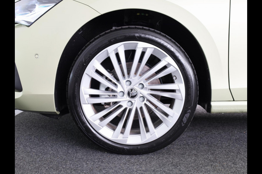 Škoda Superb Combi 1.5 TSI MHEV First Edition 150pk | Panoramadak | Leder | Light & View | Verlengde garantie | 19 inch Lichtmetalen velgen