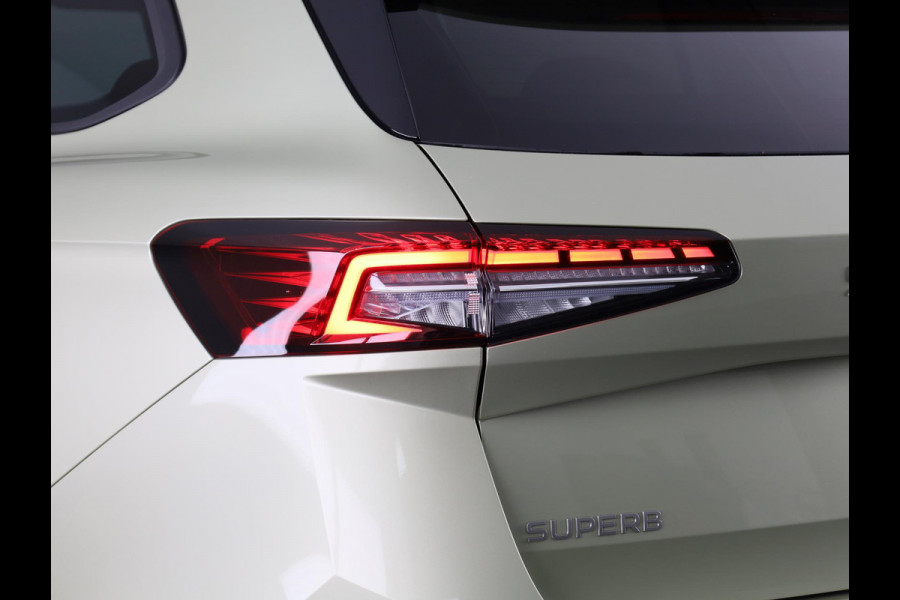 Škoda Superb Combi 1.5 TSI MHEV First Edition 150pk | Panoramadak | Leder | Light & View | Verlengde garantie | 19 inch Lichtmetalen velgen