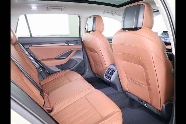 Škoda Superb Combi 1.5 TSI MHEV First Edition 150pk | Panoramadak | Leder | Light & View | Verlengde garantie | 19 inch Lichtmetalen velgen