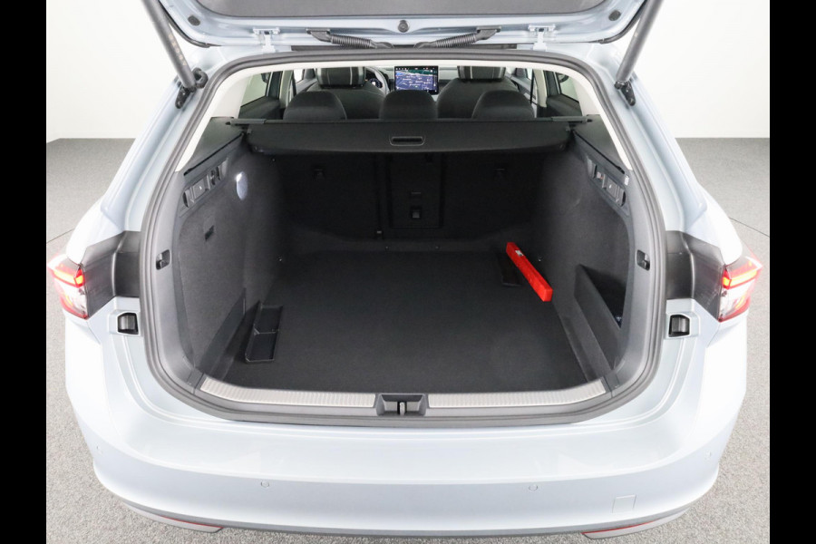 Škoda Superb Combi 1.5 TSI MHEV First Edition 150 pk | Trekhaak wegklapbaar | Panoramadak | Verlengde garantie | Navigatie | Achteruitrijcamera | Verwarmbare voorstoelen