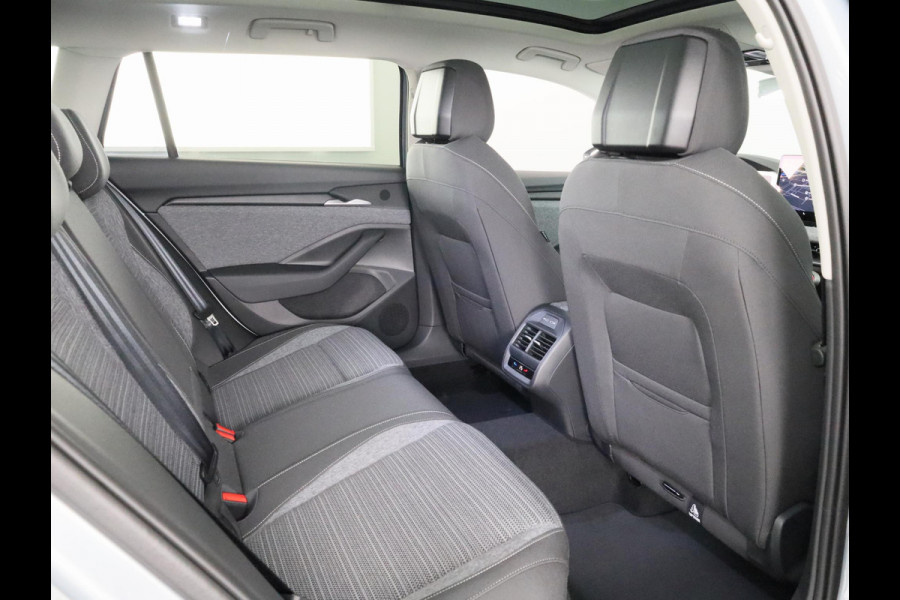 Škoda Superb Combi 1.5 TSI MHEV First Edition 150 pk | Trekhaak wegklapbaar | Panoramadak | Verlengde garantie | Navigatie | Achteruitrijcamera | Verwarmbare voorstoelen